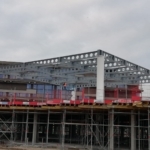 Monteren staalconstructie op de bouw