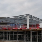 Monteren staalconstructie op de bouw