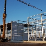 Bouw van staalconstructie met bouwkraan