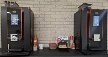 2 koffiemachines met toebehoren op een tafel