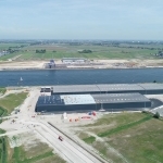 Foto bulkloods aan rivier in vogelvlucht