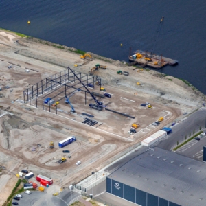 Luchtfoto van staalconstructie wat wordt gemonteerd op bouwterrein