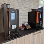 2 koffiemachines met toebehoren op een tafel